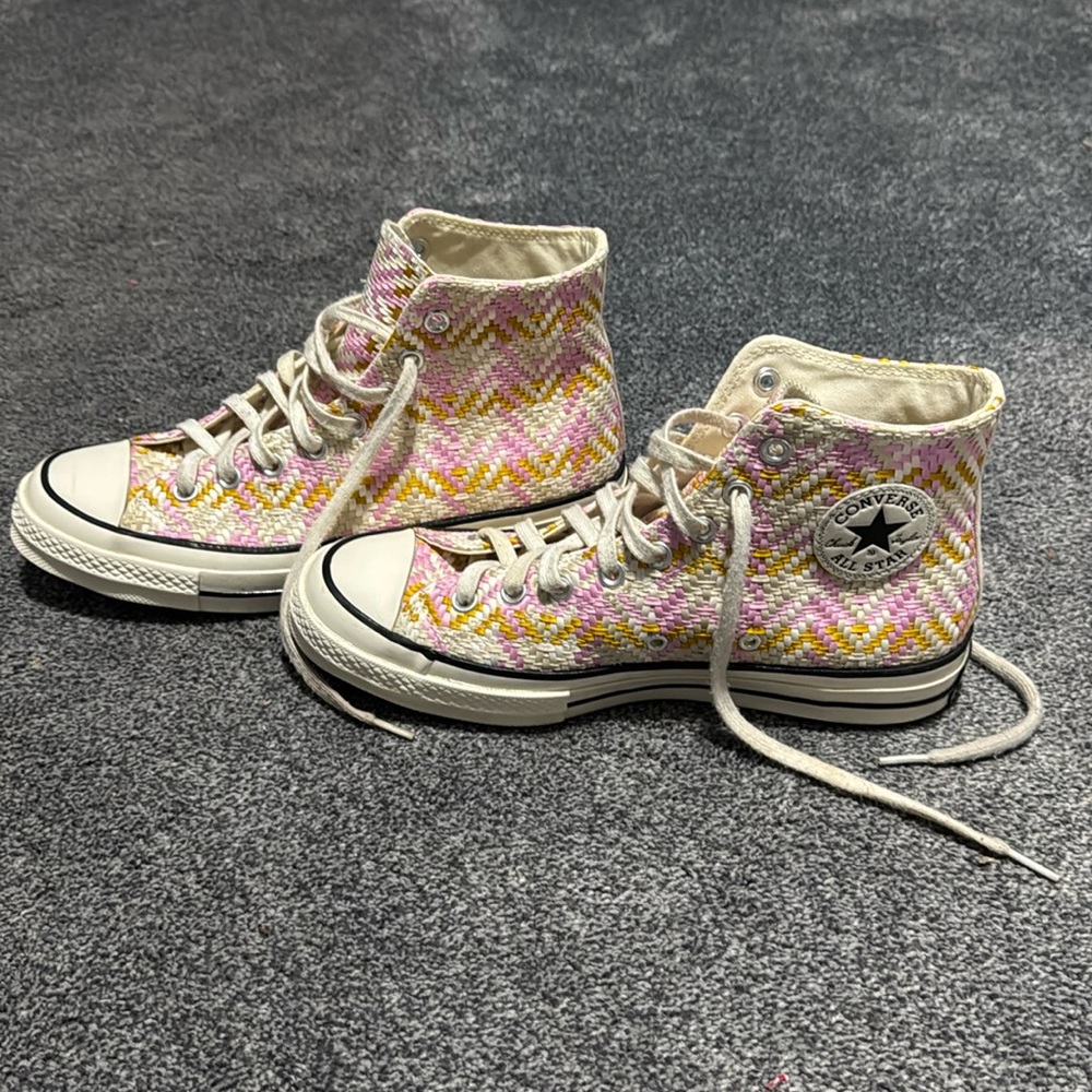 Women’s size 10 converse sneakers